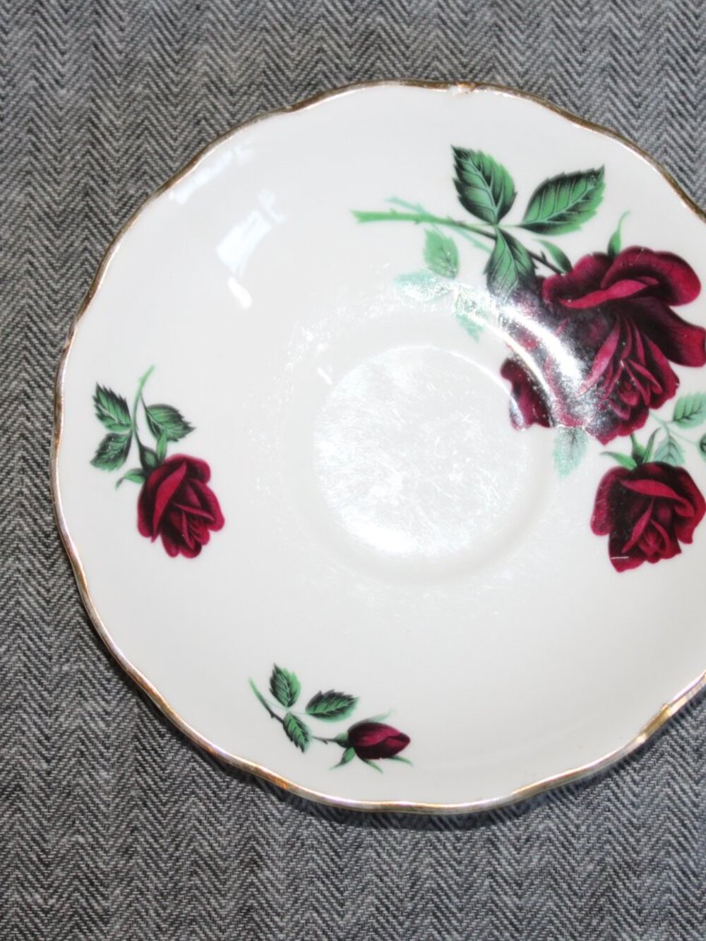 Vintage/MCM Royal Vale Red Roses White China Saucer w/ Gold Rims - Picture 3 of 14